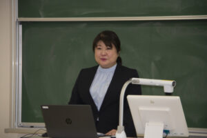 講師の古庄夏香准教授